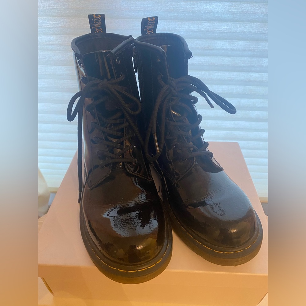 Original Dr.Marten shoes in patent leather!